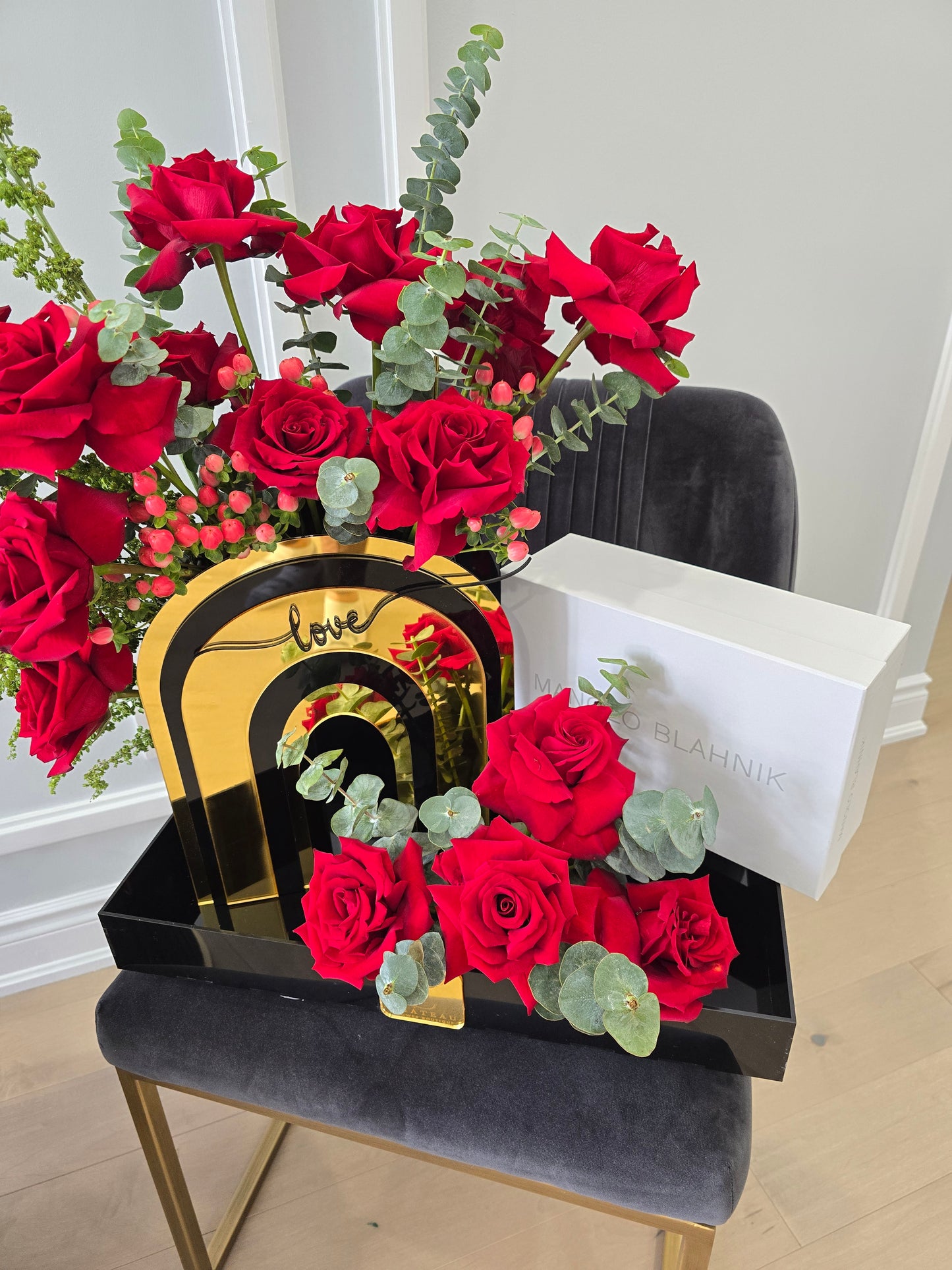 VIP GOLDEN ARCH ROSES ARRANGEMENT