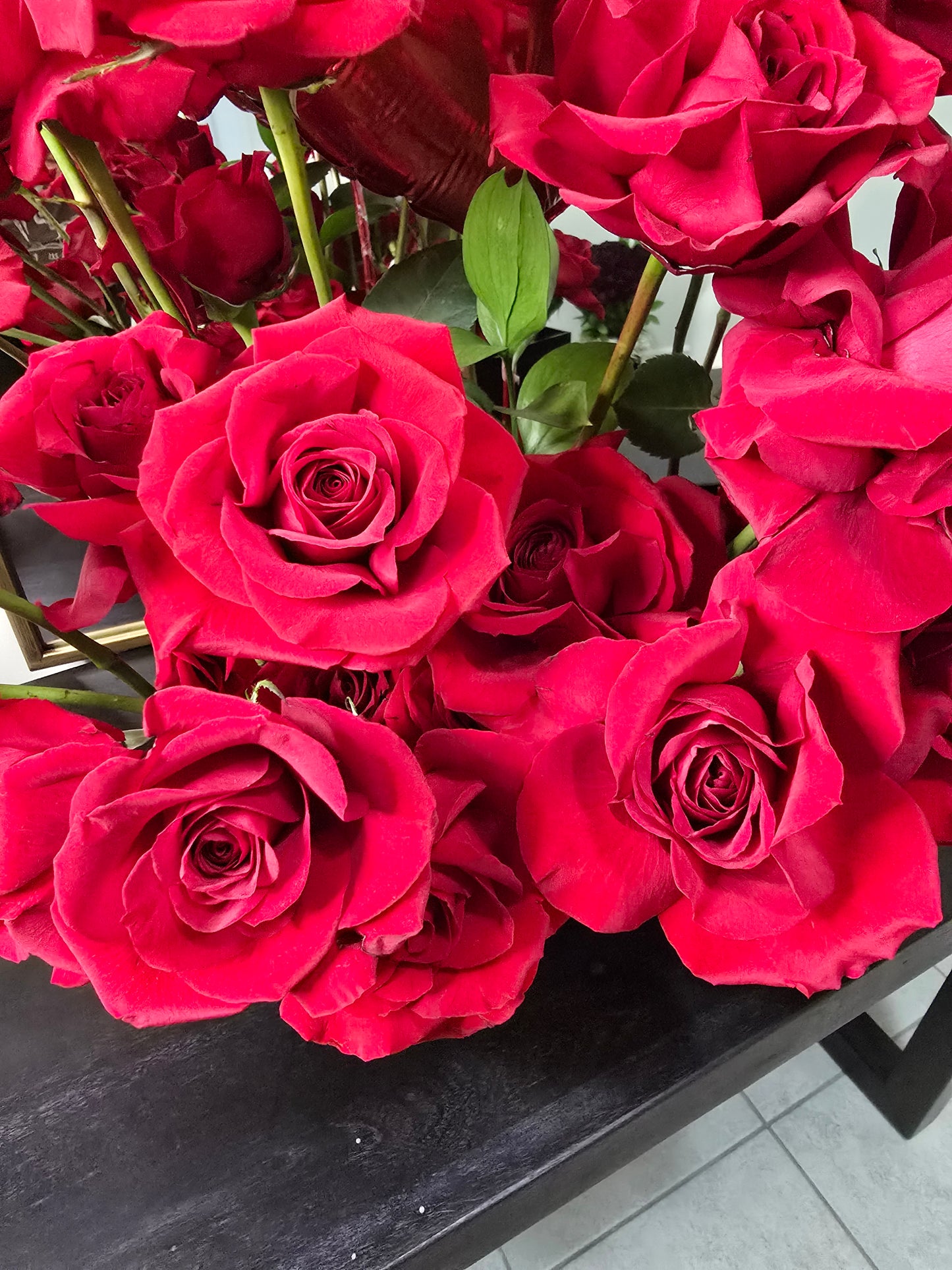 Grandiose Standing Rose Affair