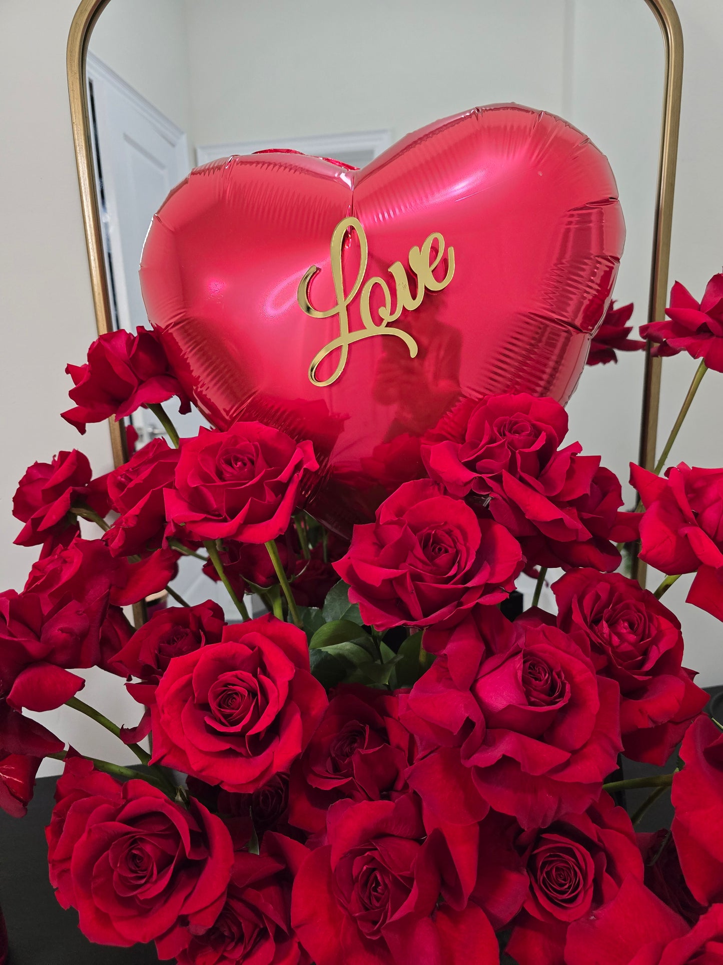 Grandiose Standing Rose Affair